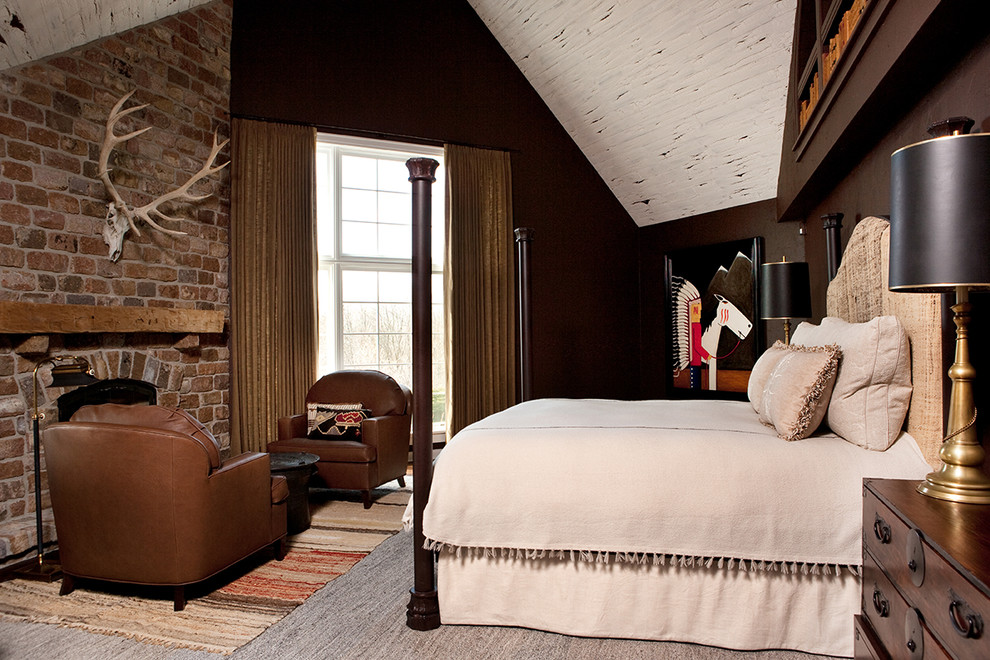 Diseño de dormitorio principal clásico renovado grande con paredes marrones, suelo de madera en tonos medios, todas las chimeneas y marco de chimenea de ladrillo