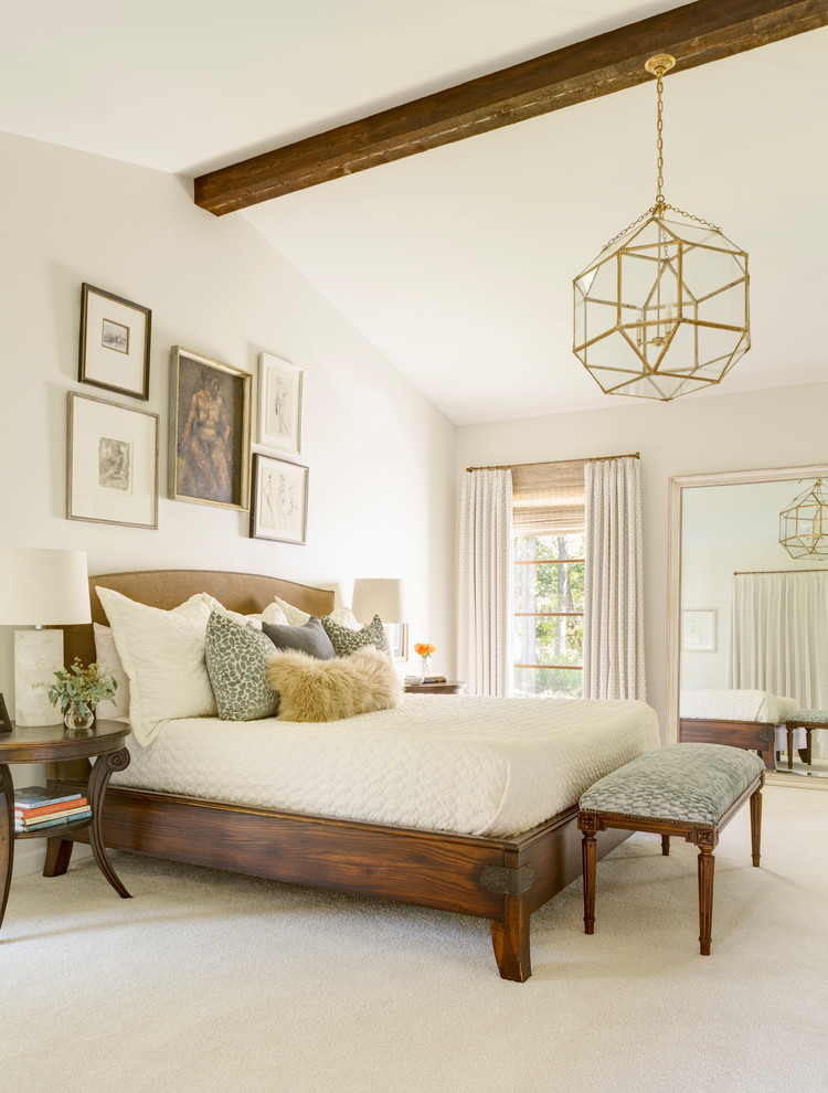 リトルロックにある広いカントリー風のおしゃれな主寝室 (白い壁、カーペット敷き、ベージュの床、照明)
