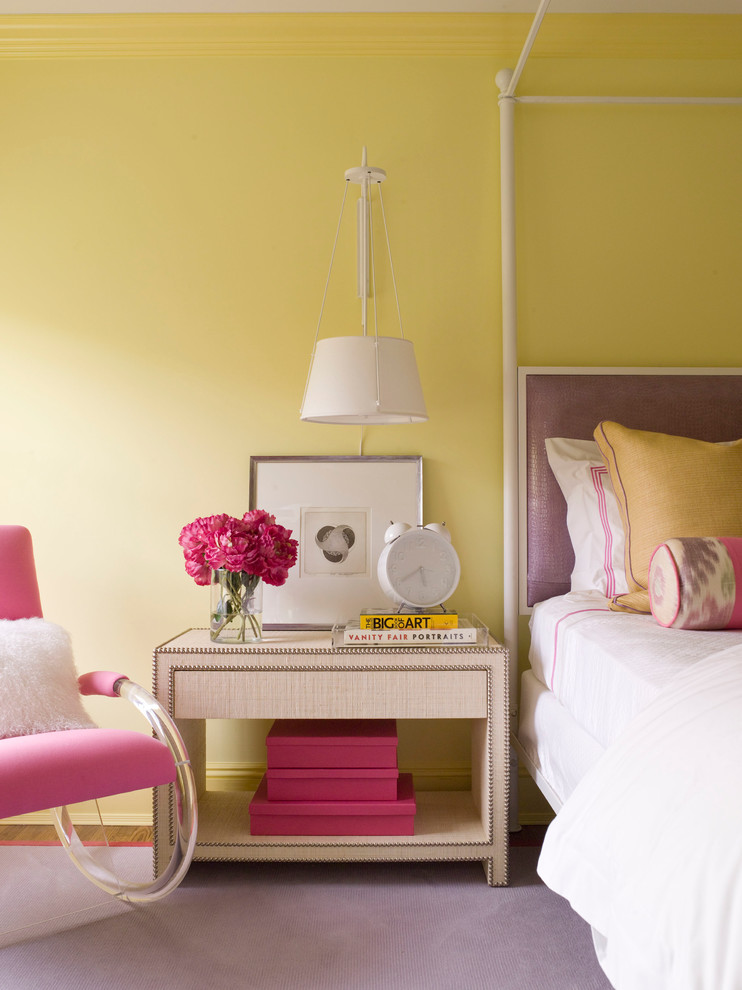 Idées déco pour une chambre contemporaine avec un mur jaune et un sol violet.