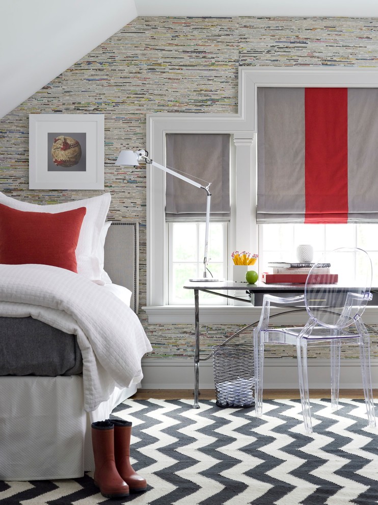 ダラスにある小さなコンテンポラリースタイルのおしゃれな客用寝室 (マルチカラーの壁、カーペット敷き、黒い床、ベッド下のラグ)