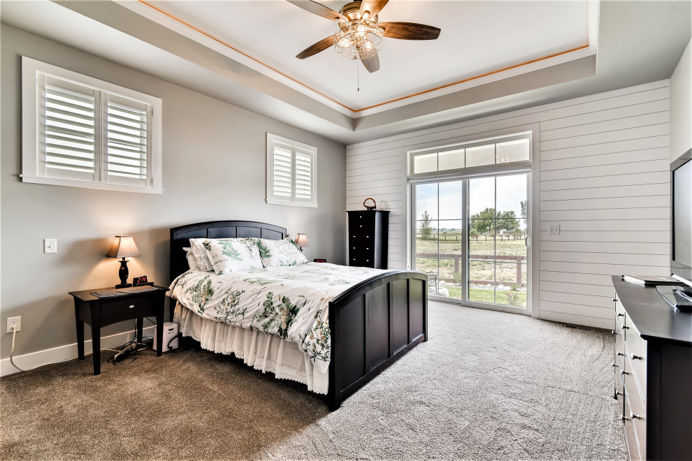 На фото: хозяйская спальня среднего размера в стиле кантри с серыми стенами, ковровым покрытием, серым полом, многоуровневым потолком и стенами из вагонки