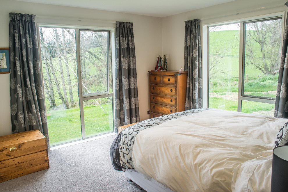 Mittelgroßes Country Hauptschlafzimmer ohne Kamin mit beiger Wandfarbe und Teppichboden in Christchurch