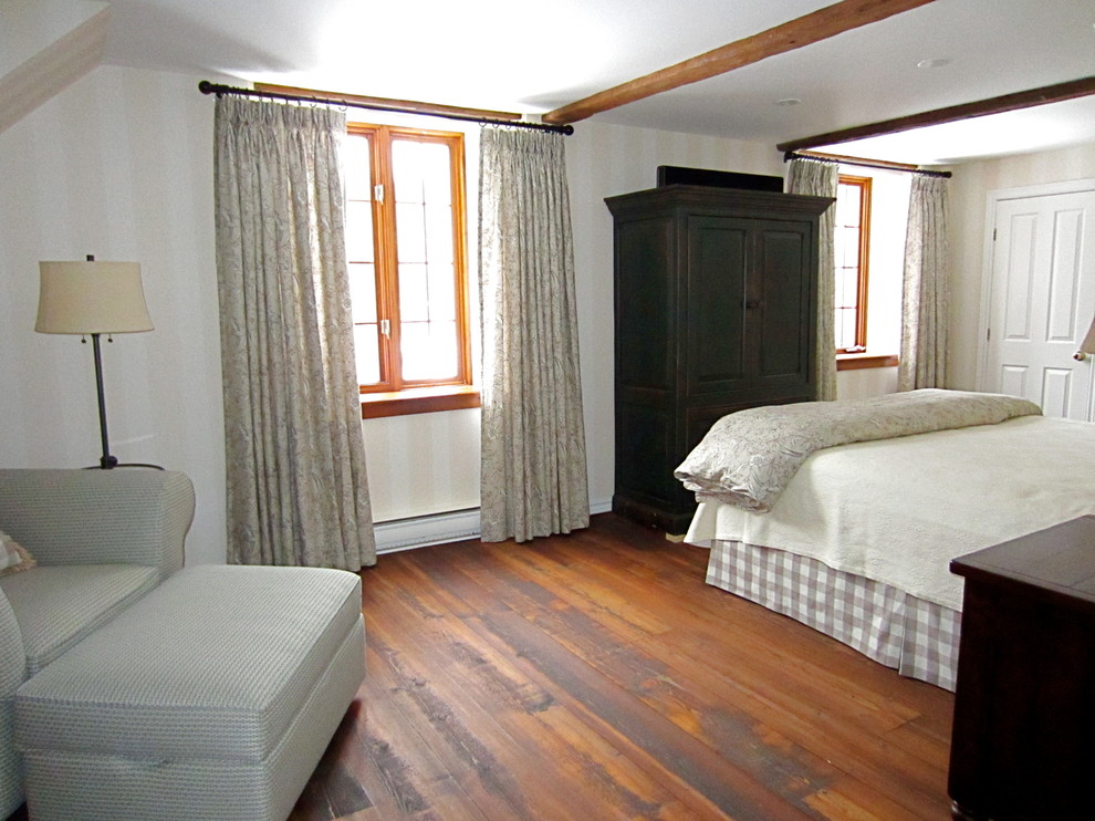 Imagen de dormitorio principal campestre de tamaño medio sin chimenea con paredes multicolor y suelo de madera en tonos medios