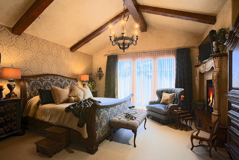 Ejemplo de dormitorio principal clásico de tamaño medio con paredes beige, moqueta, todas las chimeneas y marco de chimenea de baldosas y/o azulejos
