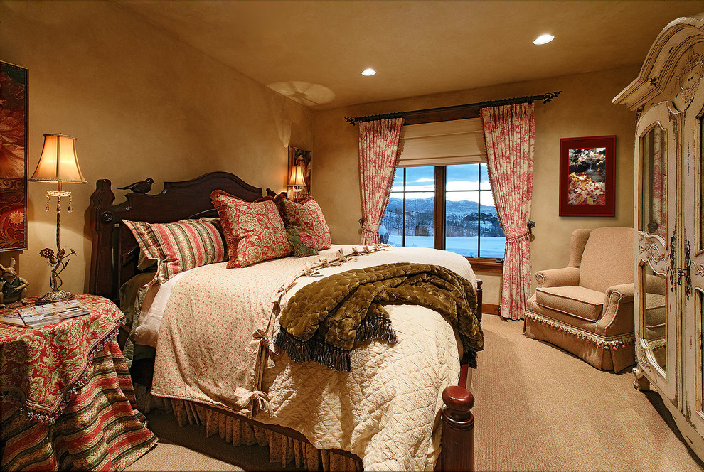 На фото: хозяйская спальня среднего размера в классическом стиле с бежевыми стенами и ковровым покрытием без камина