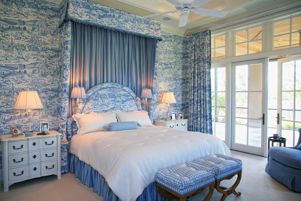 Aménagement d'une chambre classique avec un mur bleu.