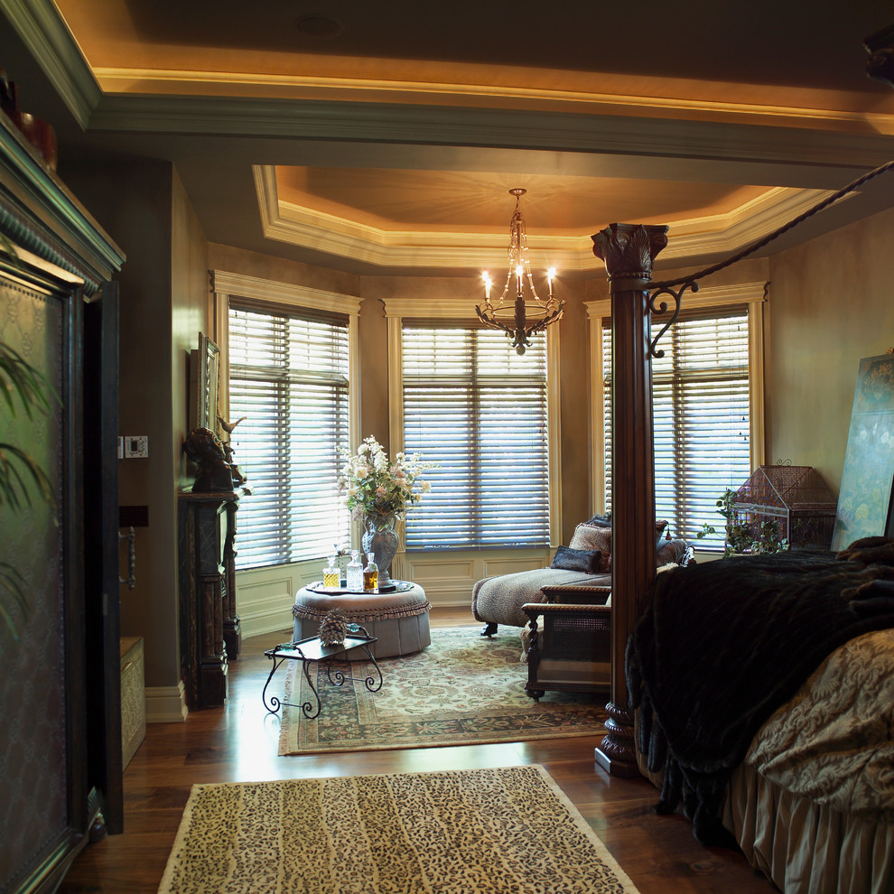 Ejemplo de dormitorio principal clásico renovado de tamaño medio con paredes beige, suelo de madera en tonos medios, todas las chimeneas y marco de chimenea de madera