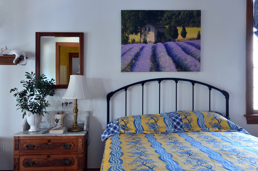 Cette photo montre une chambre chic avec un mur bleu.