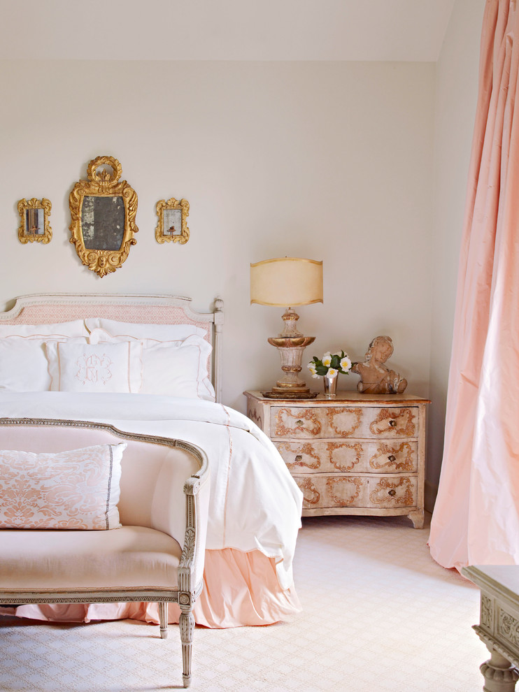 ヒューストンにあるインダストリアルスタイルのおしゃれな客用寝室 (白い壁、カーペット敷き、暖炉なし、ピンクの床) のインテリア