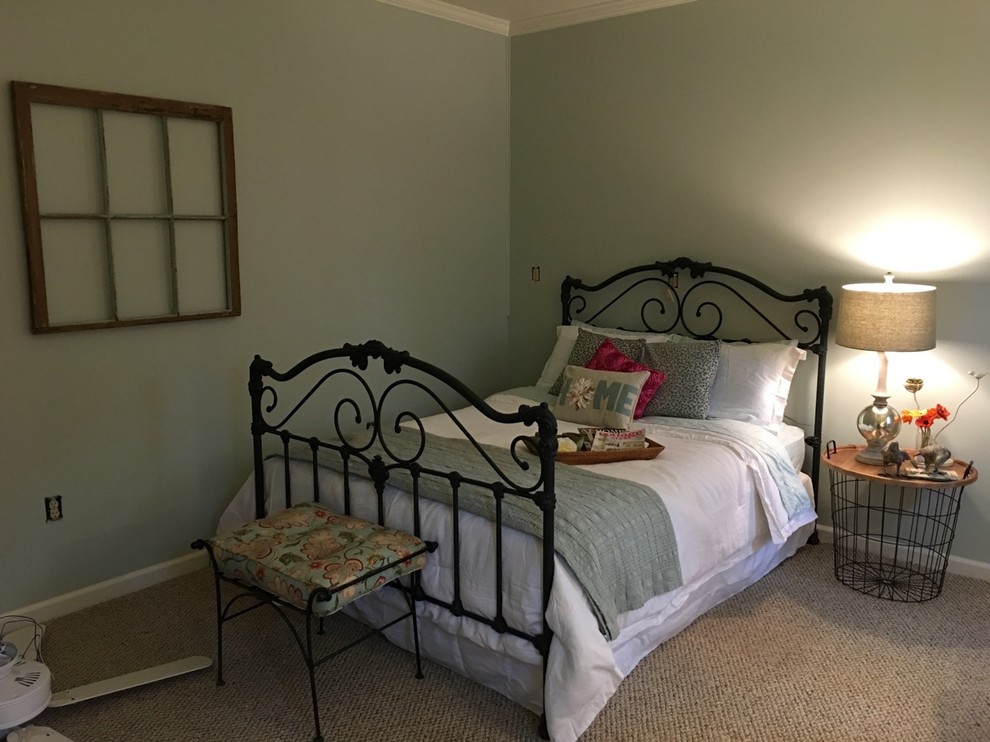 Ejemplo de habitación de invitados clásica renovada de tamaño medio con paredes verdes y moqueta