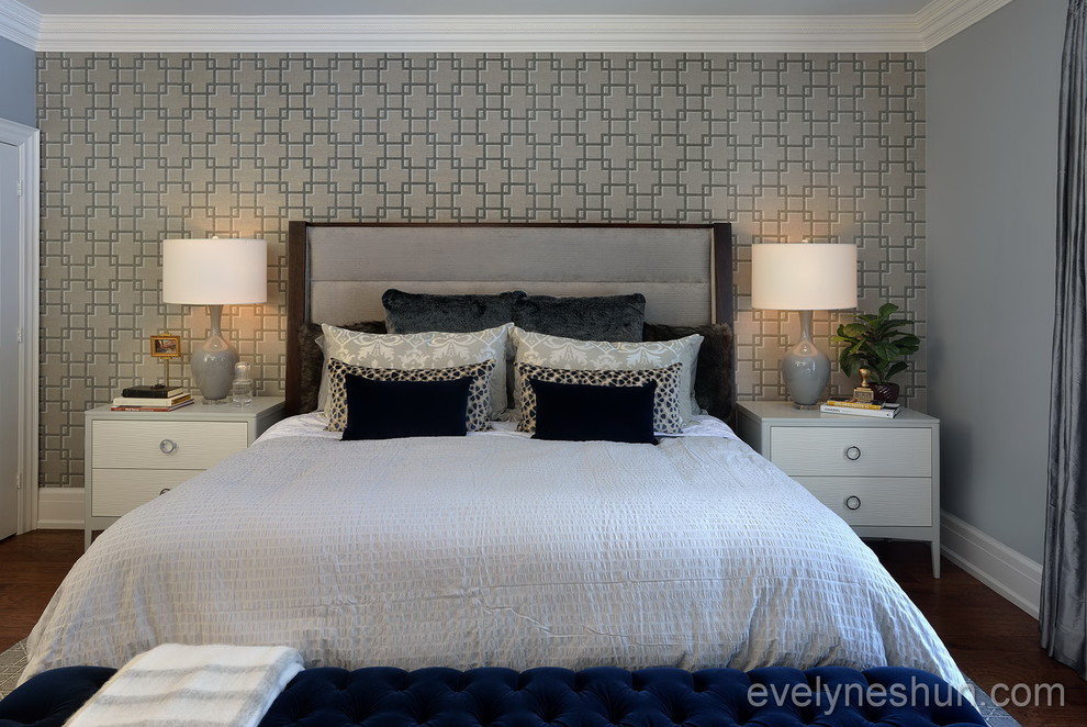 Modelo de dormitorio principal tradicional renovado de tamaño medio con paredes grises y suelo de madera en tonos medios