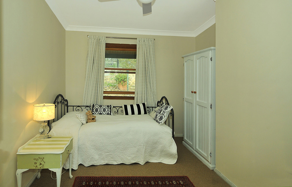 Idee per una piccola camera da letto country con pareti beige e moquette