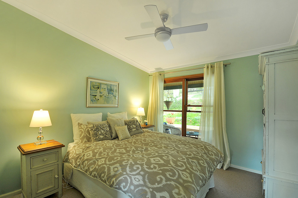 Modelo de dormitorio de estilo de casa de campo pequeño con paredes beige y moqueta