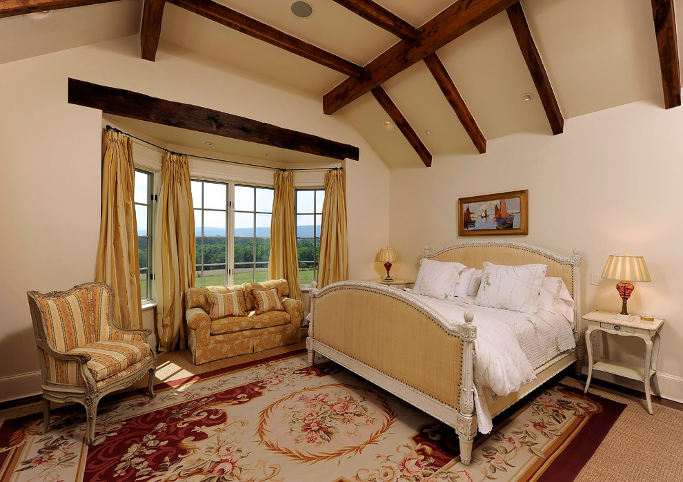 Imagen de dormitorio principal clásico sin chimenea con paredes beige