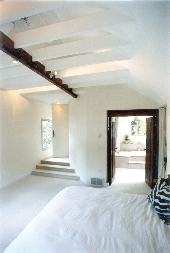 Idee per una camera degli ospiti contemporanea di medie dimensioni con pareti bianche, moquette e nessun camino