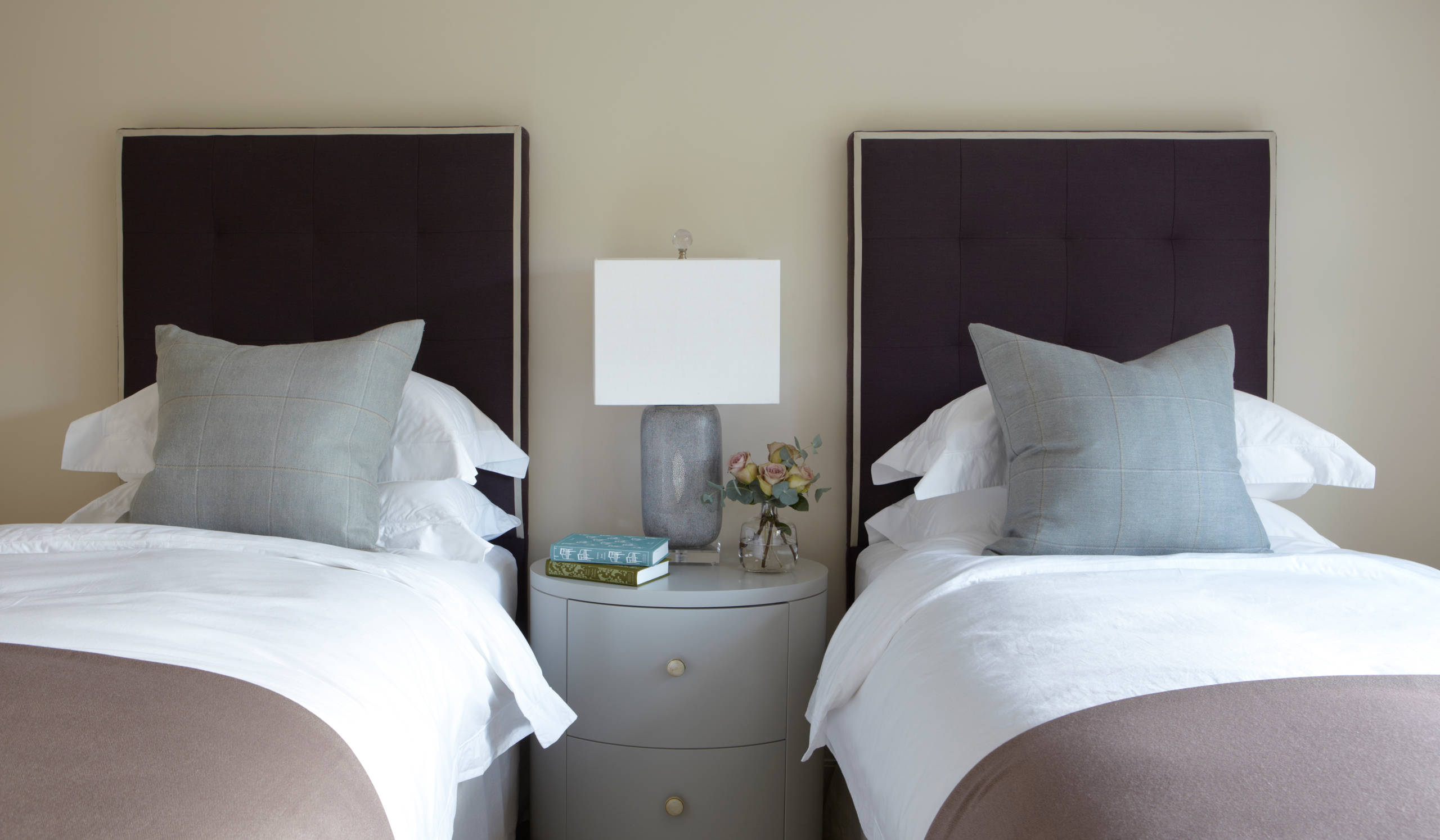 Twin Bed Guest Room Houzz, Guest Room With 2 Twin Beds