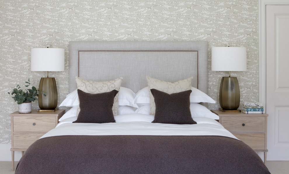 Идея дизайна: спальня в стиле кантри с разноцветными стенами и ковровым покрытием