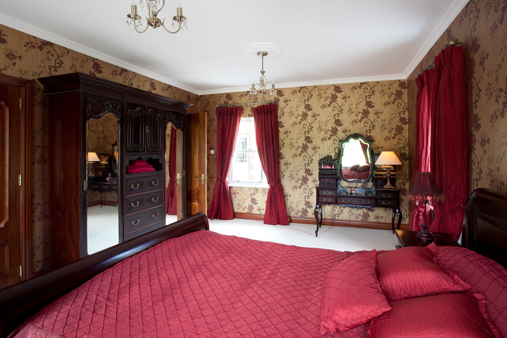 Modelo de habitación de invitados tradicional con paredes multicolor y moqueta
