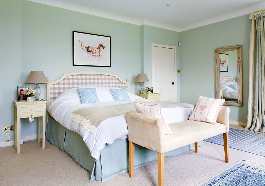 Diseño de dormitorio rural con paredes verdes, moqueta y suelo beige