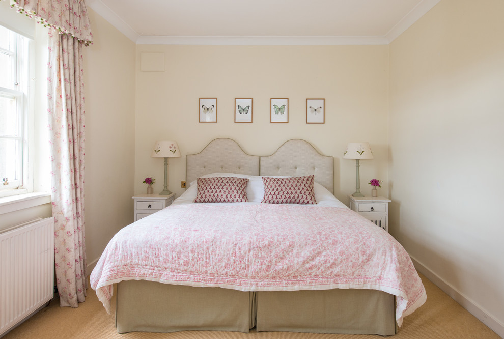 他の地域にある中くらいなカントリー風のおしゃれな客用寝室 (カーペット敷き、ベージュの壁、ベージュの床)