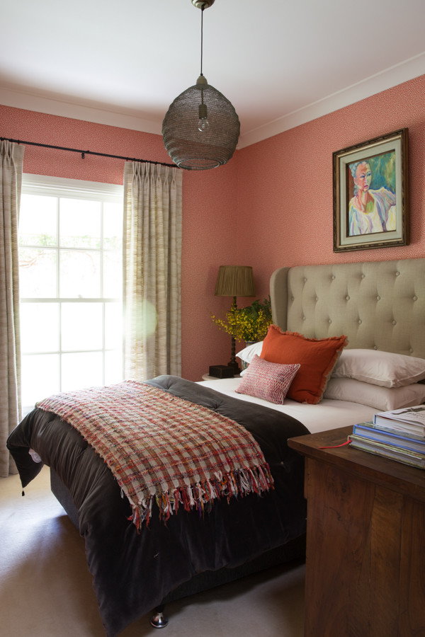 他の地域にある中くらいなトラディショナルスタイルのおしゃれな寝室 (オレンジの壁) のレイアウト