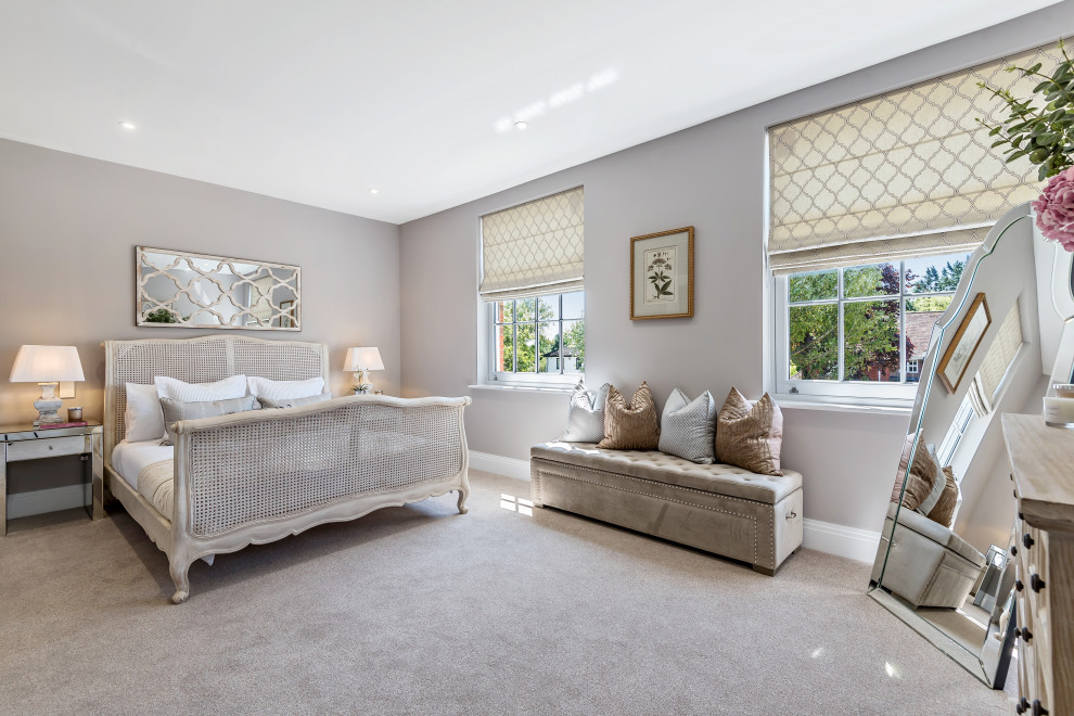 На фото: спальня в стиле кантри с серыми стенами, ковровым покрытием и серым полом с