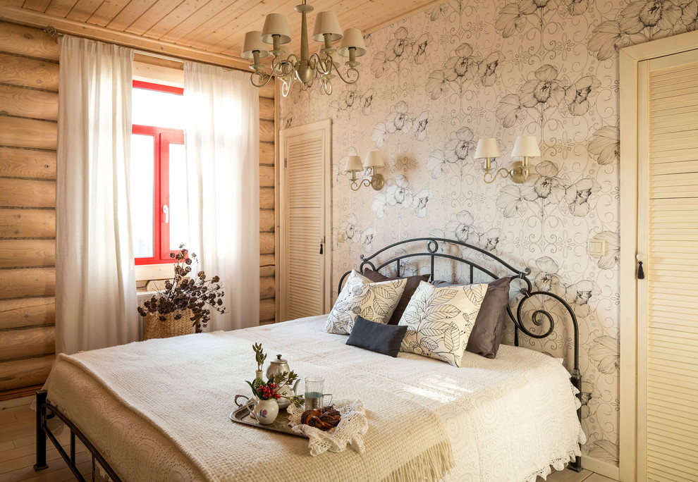 Landhausstil Hauptschlafzimmer mit beiger Wandfarbe und gebeiztem Holzboden in Moskau