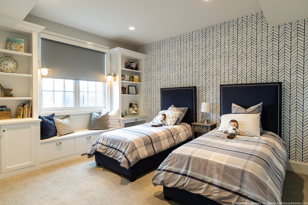 Стильный дизайн: большая гостевая спальня (комната для гостей) в классическом стиле с разноцветными стенами, ковровым покрытием, бежевым полом и обоями на стенах - последний тренд