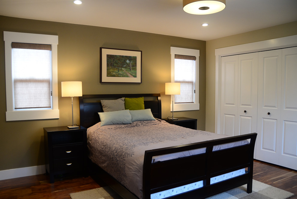 サンフランシスコにある広いコンテンポラリースタイルのおしゃれな主寝室 (緑の壁、濃色無垢フローリング、茶色い床)