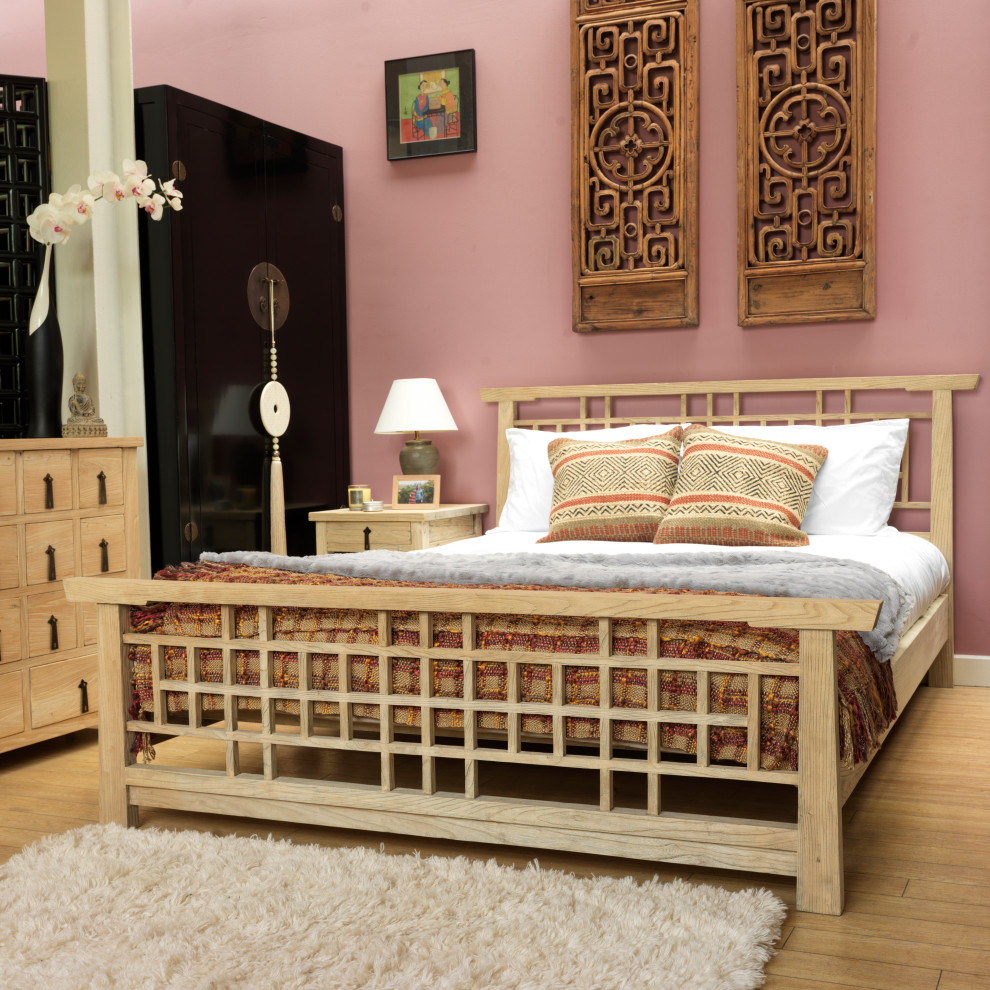 Réalisation d'une chambre asiatique avec sol en stratifié, un sol beige et un mur rose.