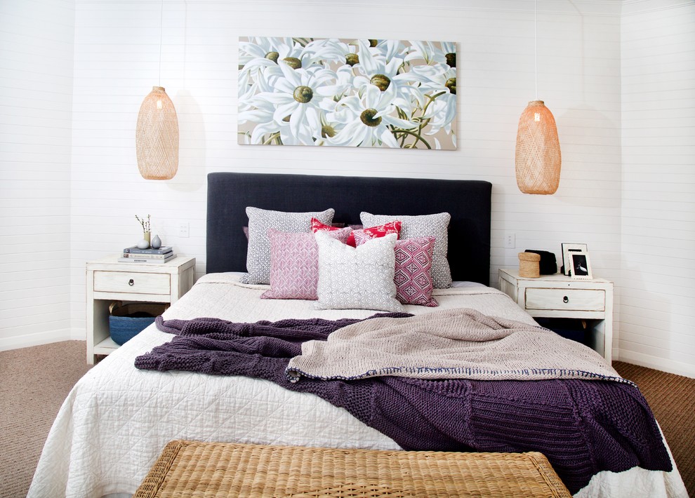 Cette image montre une chambre avec moquette bohème avec un mur blanc et un sol marron.