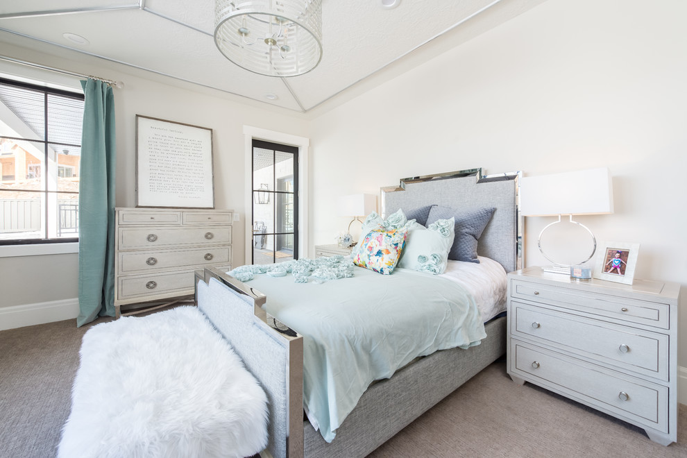 ソルトレイクシティにある中くらいなトランジショナルスタイルのおしゃれな客用寝室 (白い壁、カーペット敷き、暖炉なし、グレーの床) のレイアウト