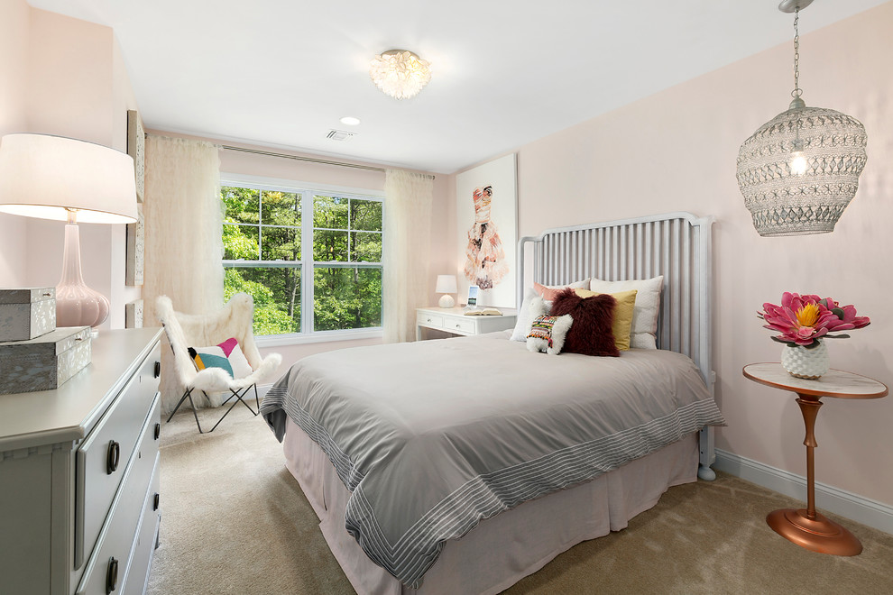 На фото: спальня среднего размера в стиле неоклассика (современная классика) с розовыми стенами, ковровым покрытием и бежевым полом без камина с
