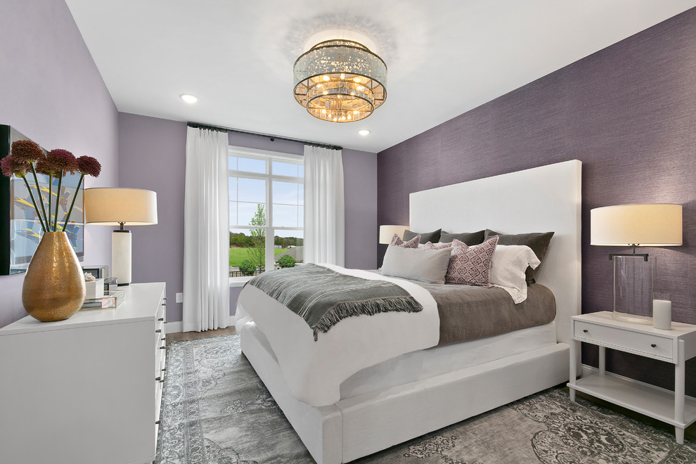 Идея дизайна: спальня среднего размера в современном стиле с фиолетовыми стенами, паркетным полом среднего тона и коричневым полом без камина