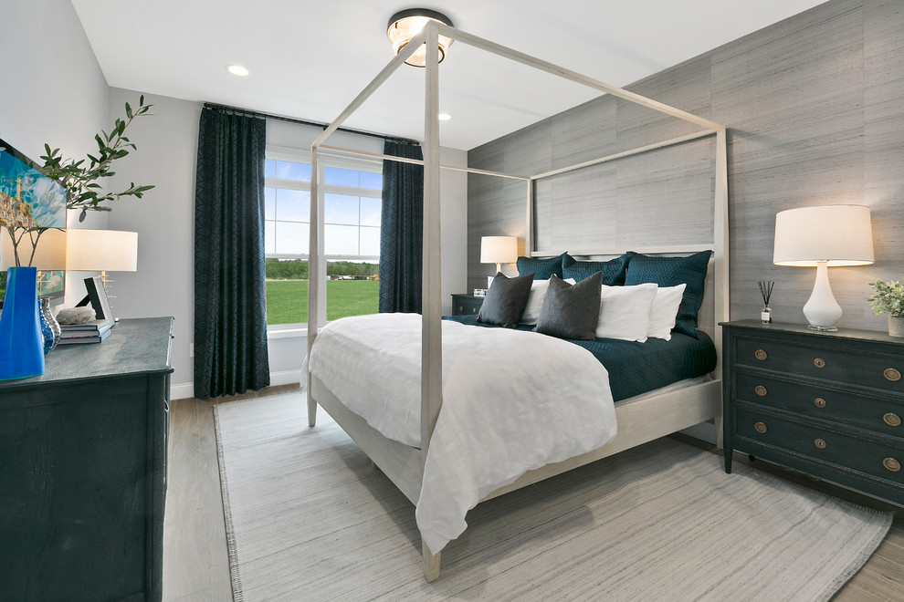На фото: спальня среднего размера в современном стиле с серыми стенами, светлым паркетным полом и синим полом без камина