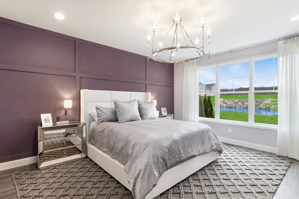 Идея дизайна: большая спальня в современном стиле с фиолетовыми стенами, паркетным полом среднего тона и коричневым полом без камина