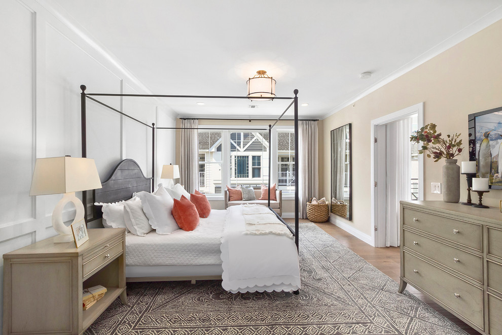 Klassisches Hauptschlafzimmer mit beiger Wandfarbe, braunem Holzboden und braunem Boden in New York