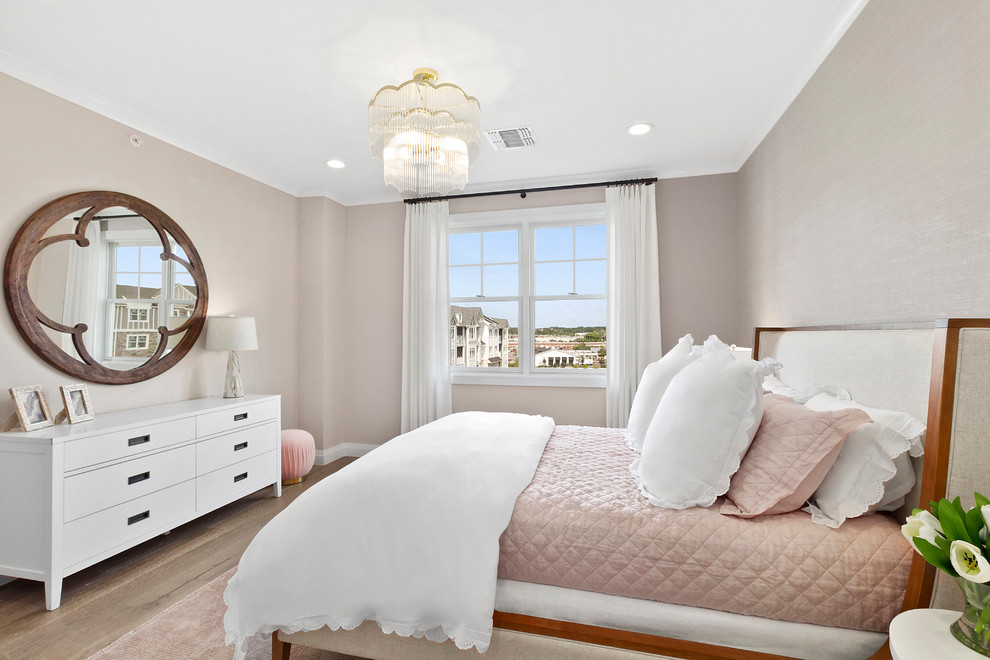 Klassisches Schlafzimmer mit beiger Wandfarbe, braunem Holzboden und braunem Boden in New York