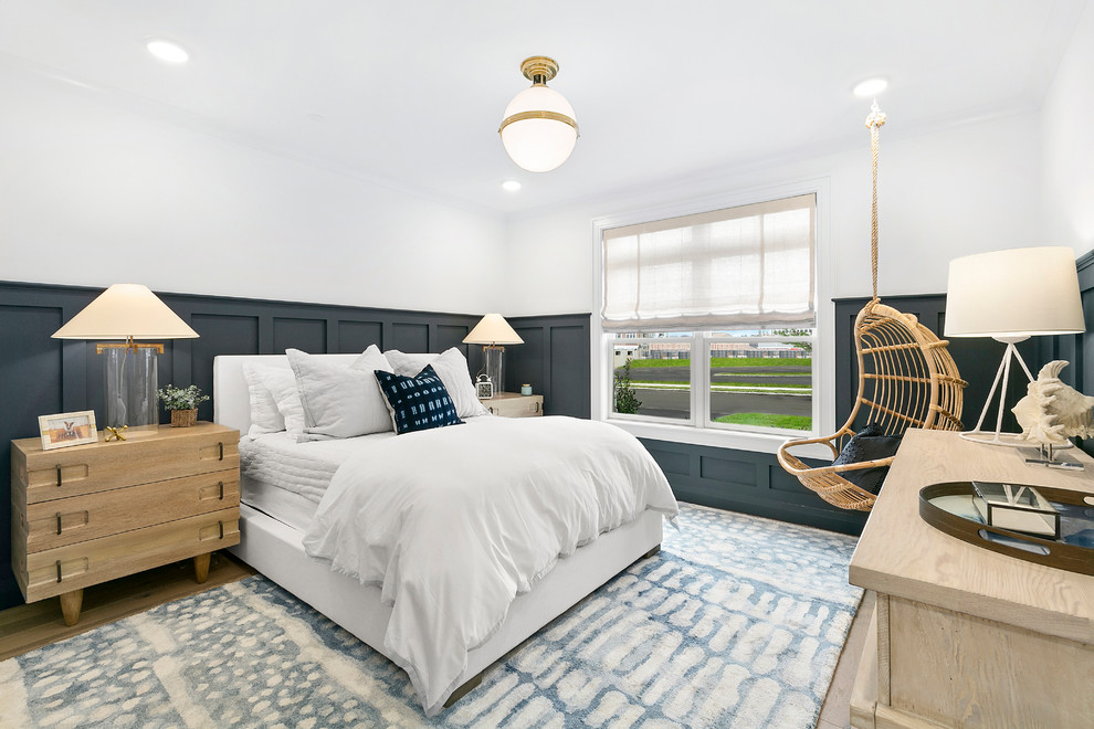 Imagen de dormitorio clásico renovado con suelo de madera en tonos medios y suelo marrón