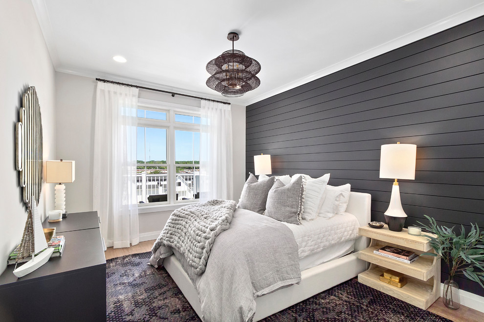 Стильный дизайн: спальня в стиле неоклассика (современная классика) с паркетным полом среднего тона, коричневым полом и серыми стенами - последний тренд