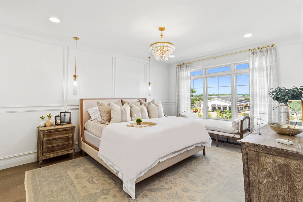 Esempio di una camera da letto tradizionale con pareti bianche, pavimento in legno massello medio e pavimento marrone