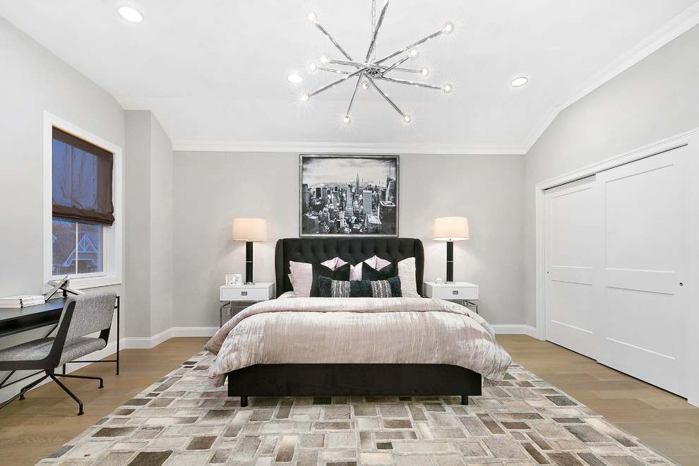 Ejemplo de dormitorio clásico renovado con paredes grises, suelo de madera en tonos medios y suelo marrón