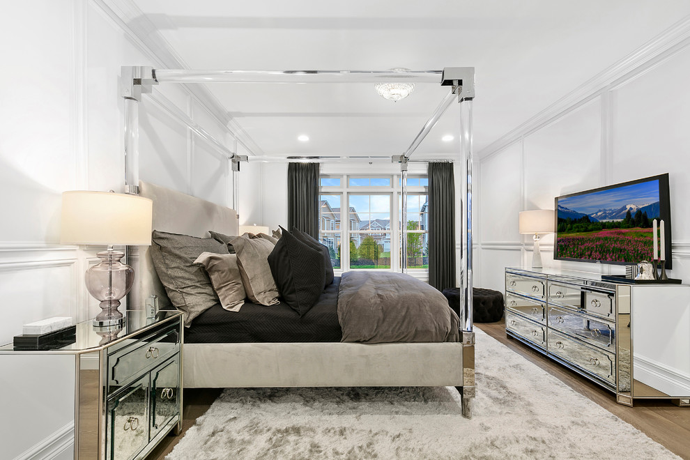 На фото: хозяйская спальня в стиле неоклассика (современная классика) с белыми стенами, светлым паркетным полом и коричневым полом с