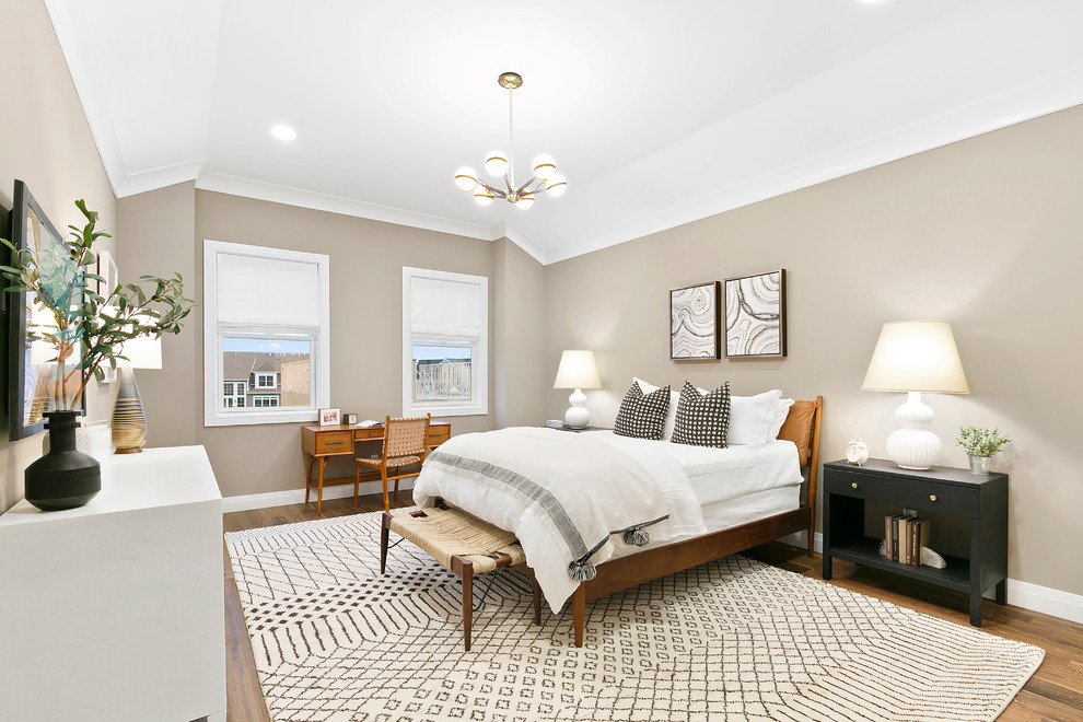 Стильный дизайн: гостевая спальня (комната для гостей) в стиле неоклассика (современная классика) с синими стенами, паркетным полом среднего тона и коричневым полом - последний тренд