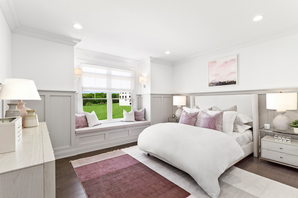Idee per una camera da letto classica con pareti bianche, parquet scuro e pavimento marrone
