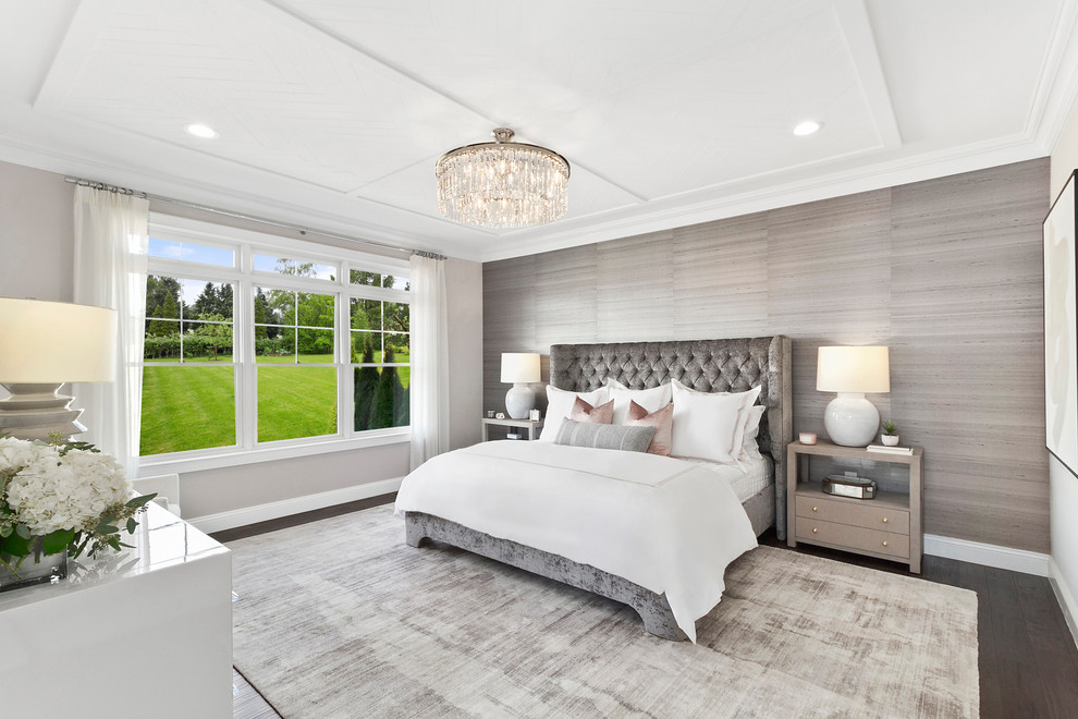 На фото: большая хозяйская спальня в современном стиле с серыми стенами, паркетным полом среднего тона и коричневым полом с