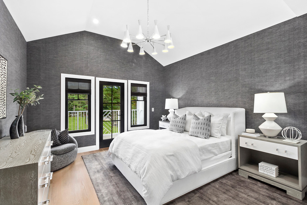 Immagine di una grande camera da letto tradizionale con pareti grigie, parquet chiaro e pavimento beige
