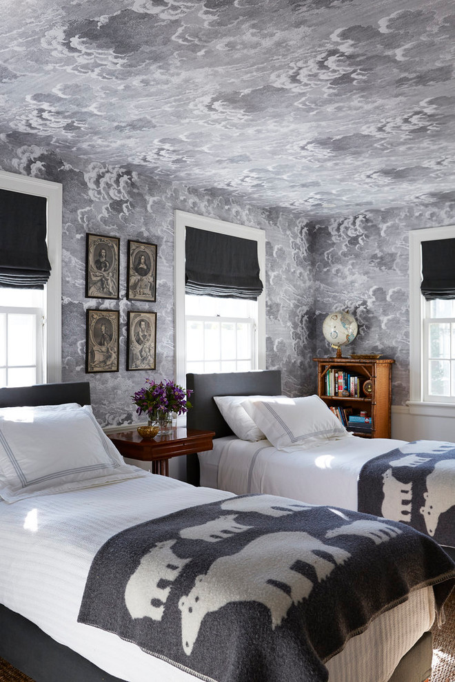 ニューヨークにあるトラディショナルスタイルのおしゃれな客用寝室 (グレーの壁、黒いカーテン) のインテリア