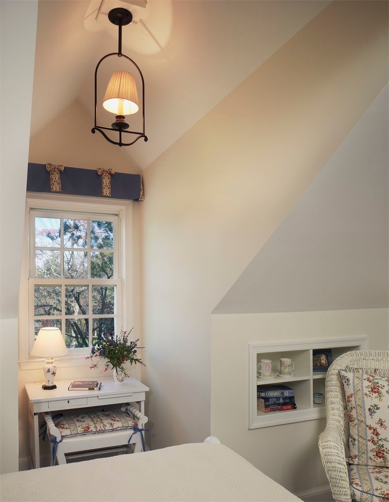 Mittelgroßes Landhaus Gästezimmer mit beiger Wandfarbe und hellem Holzboden in Washington, D.C.
