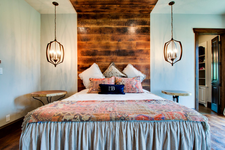 Rustikales Schlafzimmer ohne Kamin mit weißer Wandfarbe und braunem Boden in Dallas